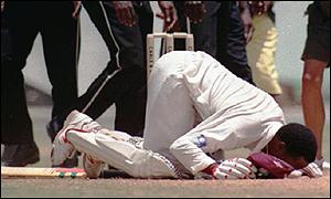 Brian Lara kisses the ARG pitch after scoring the Highest Test score in history